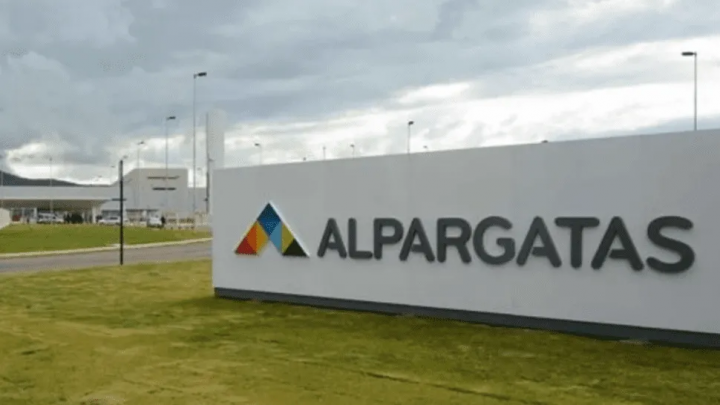 Alpargatas se va de la Argentina