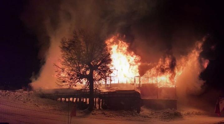 Un incendio destruyó la confitería del cerro Chapelco