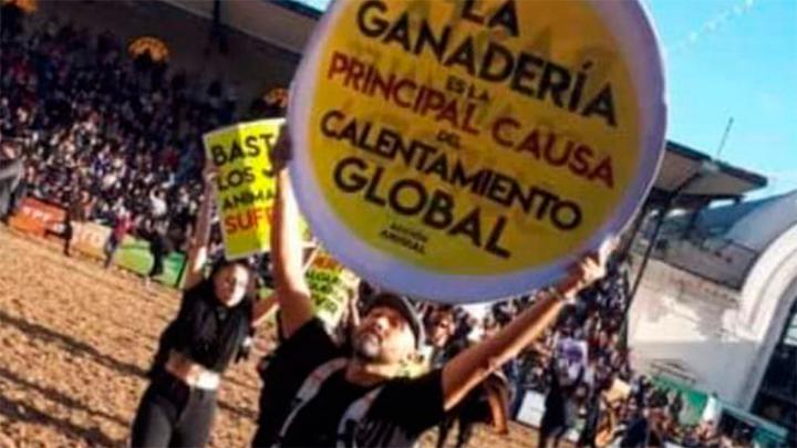 Gauchos echaron a rebencazos a veganos en La Rural