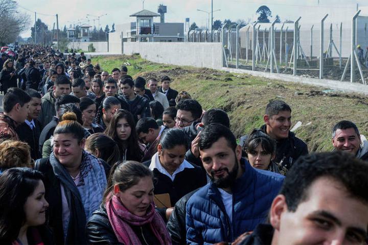 Más de 1 km de cola para trabajar en la cárcel