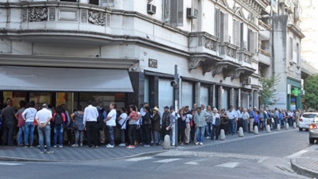Fuertes multas a locales donde los clientes esperen más de media hora