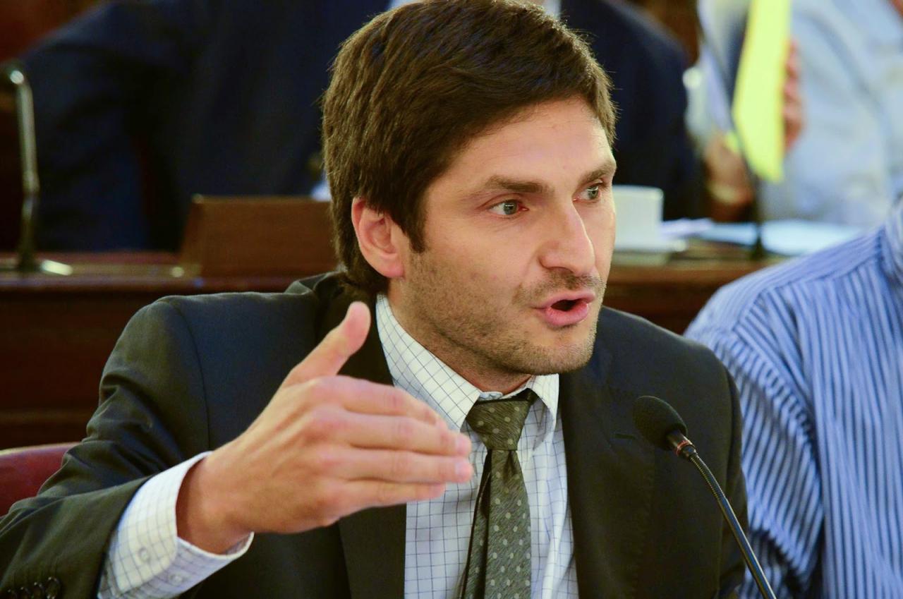 Pullaro marca la cancha y se diferencia con la Nación