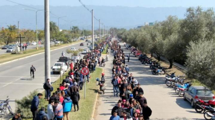 Más de 2 km de cola para conseguir trabajo 