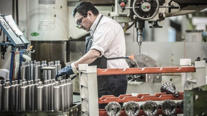 La economía cayó 0,4 % en junio  