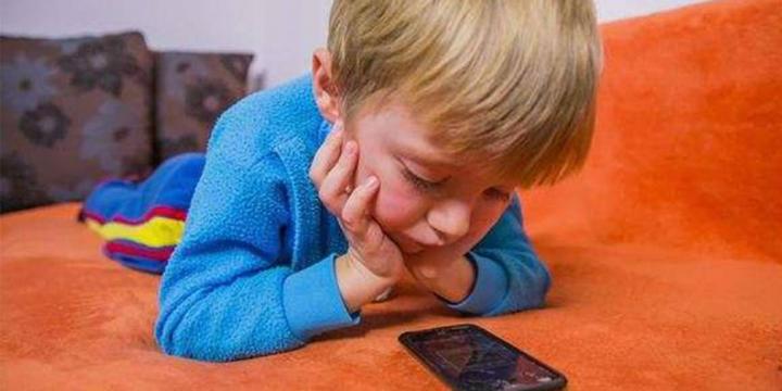 Darle un celular a un niño es como darle drogas