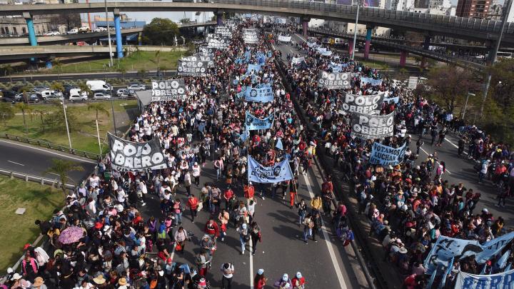 Miles de personas protestaron en el centro porteño.