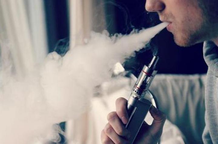 Vapeadores: especialistas explican los riesgos de usarlos