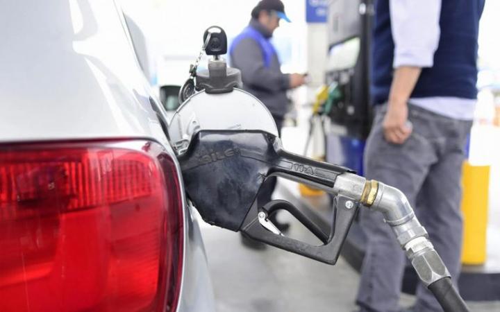 El precio de la nafta tiene un atraso del 38 % 