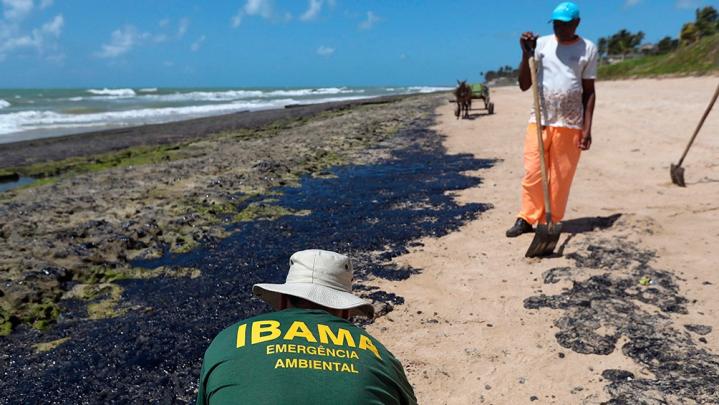 Un derrame de petróleo afectó a 139 playas de Brasil