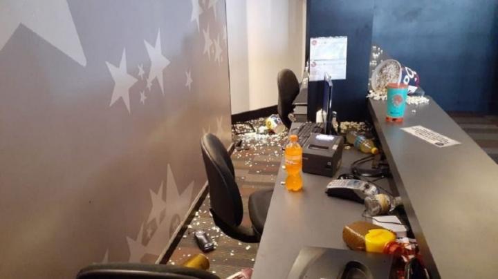 No les hicieron “2x1”  en el cine y rompieron todo