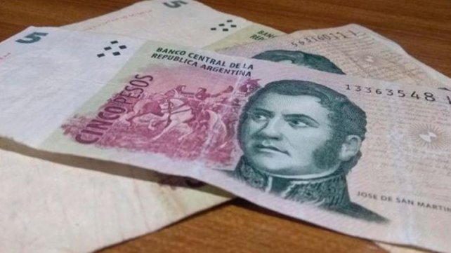 Los billetes de 5 pesos salen de circulación