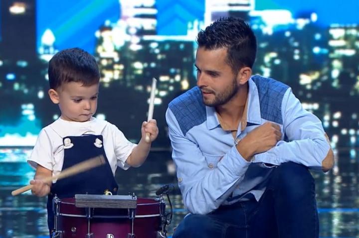 Tiene 2 años y alucina tocando el redoblante