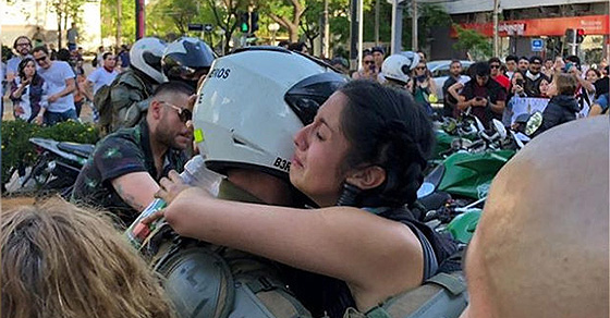Carabinero lloró en brazos de una manifestante en Chile