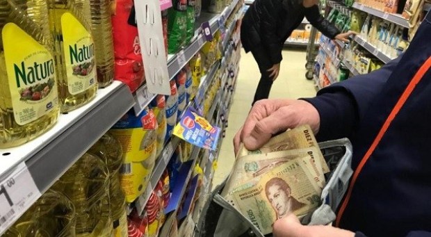 Las ventas en súper y shoppings llevan 14 meses de caída