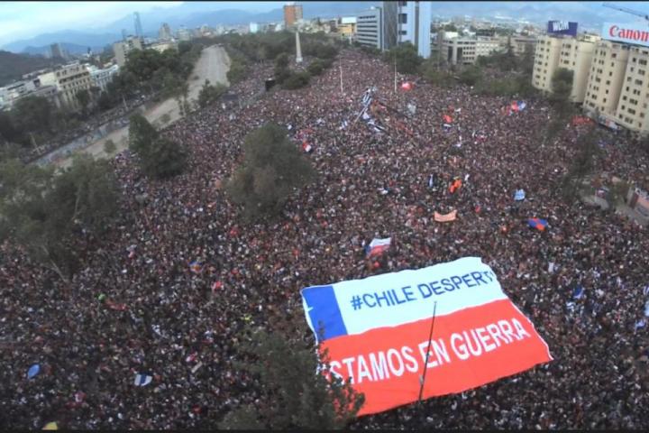 Chile despertó: mar de gente inunda Plaza Italia y la Alameda
