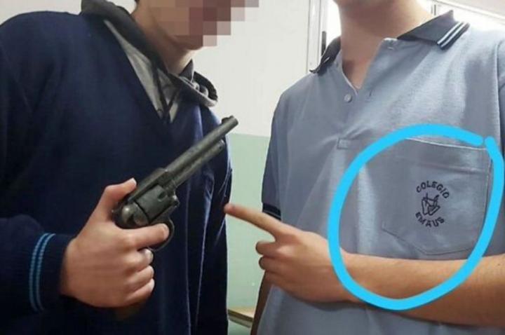 Un alumno apuntó con un arma a un docente 
