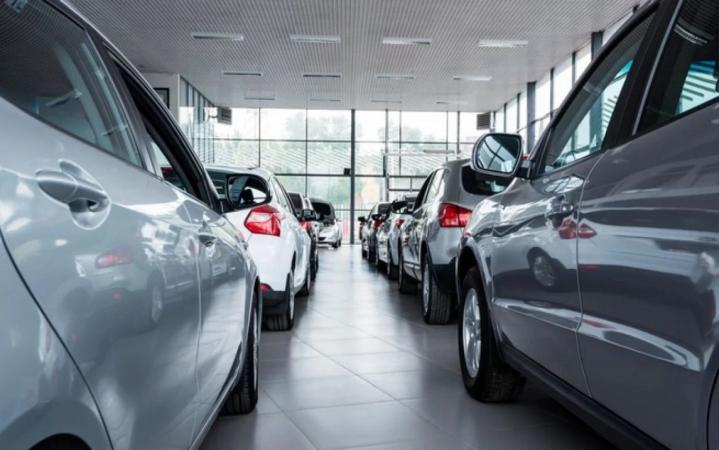 La venta de autos 0 km cayó 33 % en un año