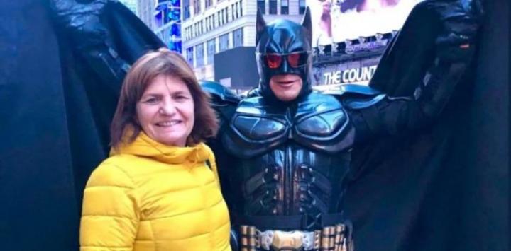 Patricia Bullrich se reunió con Batman en NY
