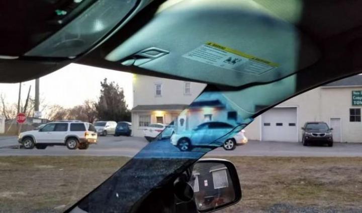 Una adolescente resolvió un punto ciego del auto