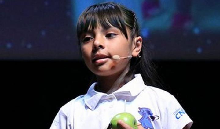 Tiene 8 años y estudia dos carreras universitarias