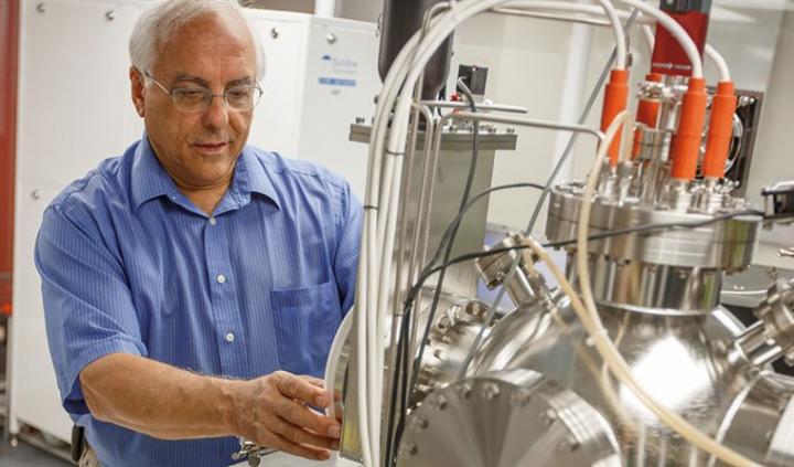 Premian a cordobés que busca recuperar la vista de ciegos