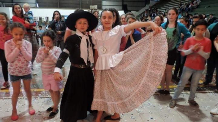 Escuelas deberán enseñar folclore en todo el país