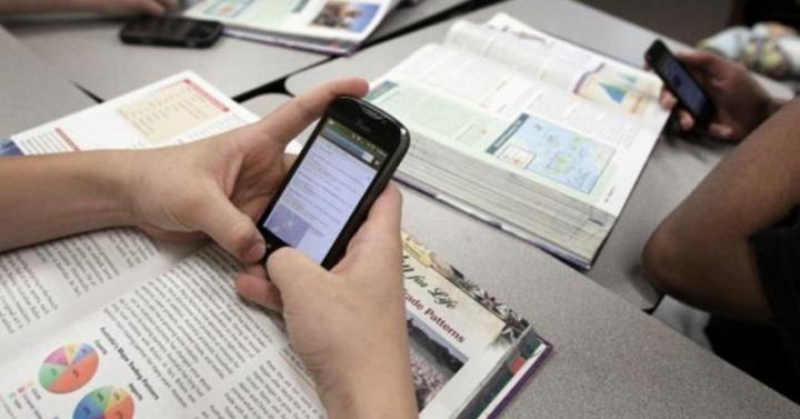 Quieren prohibir el celular en las aulas
