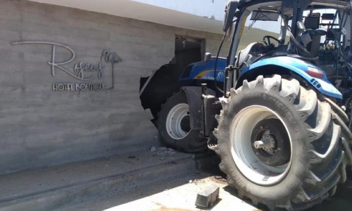 Un tractor impactó contra un hotel en Córdoba
