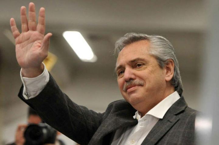 Alberto prepara una suba generalizada de sueldos