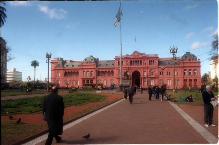 Quitaron las rejas que vallaban la Plaza Mayo