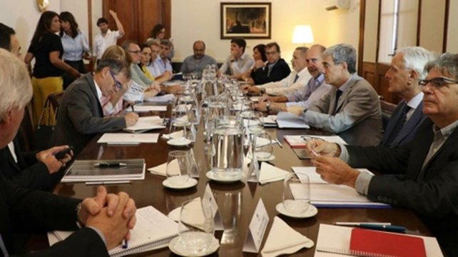 Perotti busca subir impuestos a cerealeras y bancos