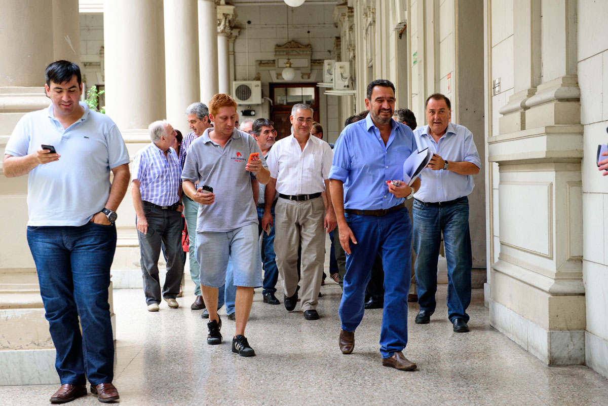 Municipales aceptaron 33 % de aumento