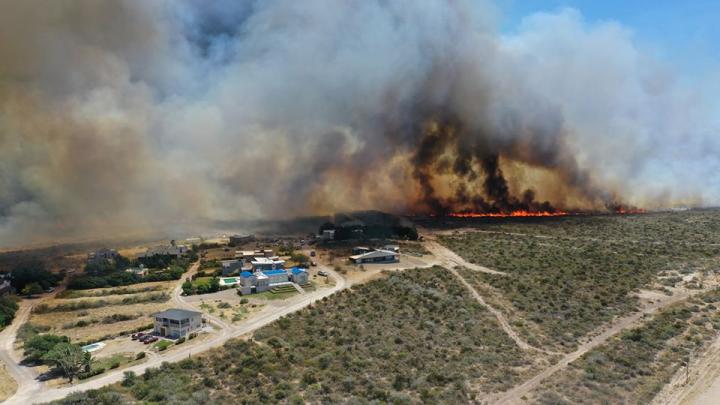 Columnas de fuego y humo rodean Las Grutas