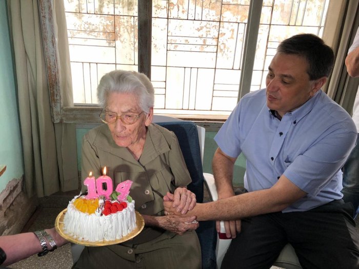 Merecido homenaje a una abuela de 104 años