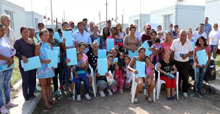 Vecinos felices de tener las nuevas casas.