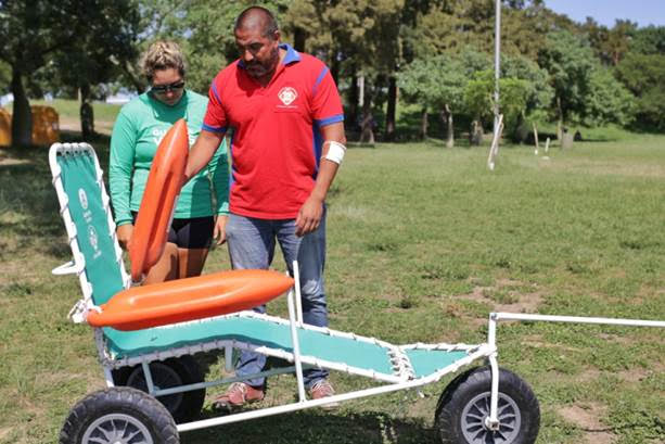 Inclusión en Santa Fe: silla anfibia en el Parque del Sur