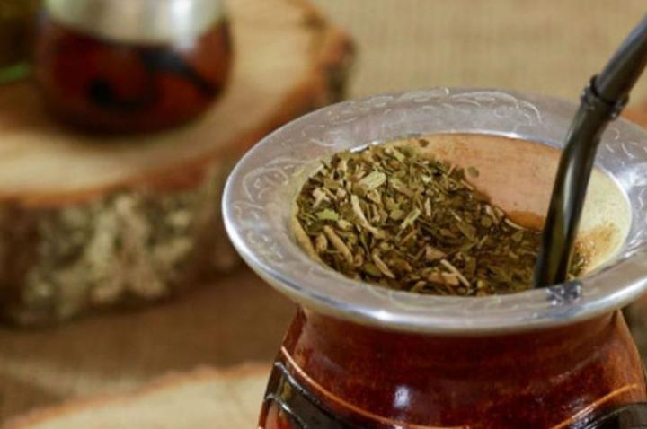 Prohíben una yerba mate por contener bacterias