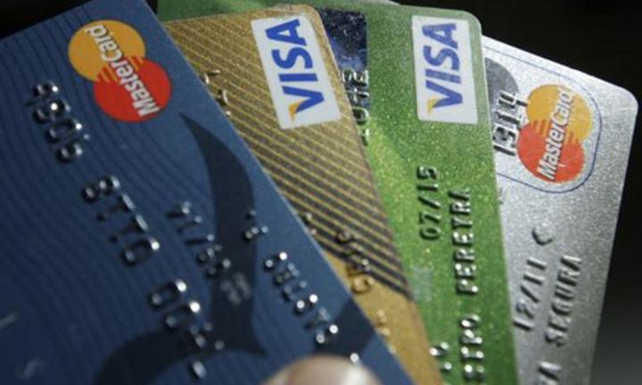 El BCRA fijó un tope del 55% para las tasas de tarjetas 