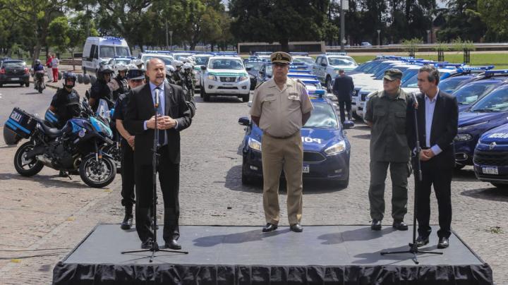El gobernador entregó móviles a las fuerzas federales