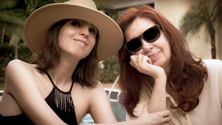  Cristina Kirchner regresa al país con su hija Florencia