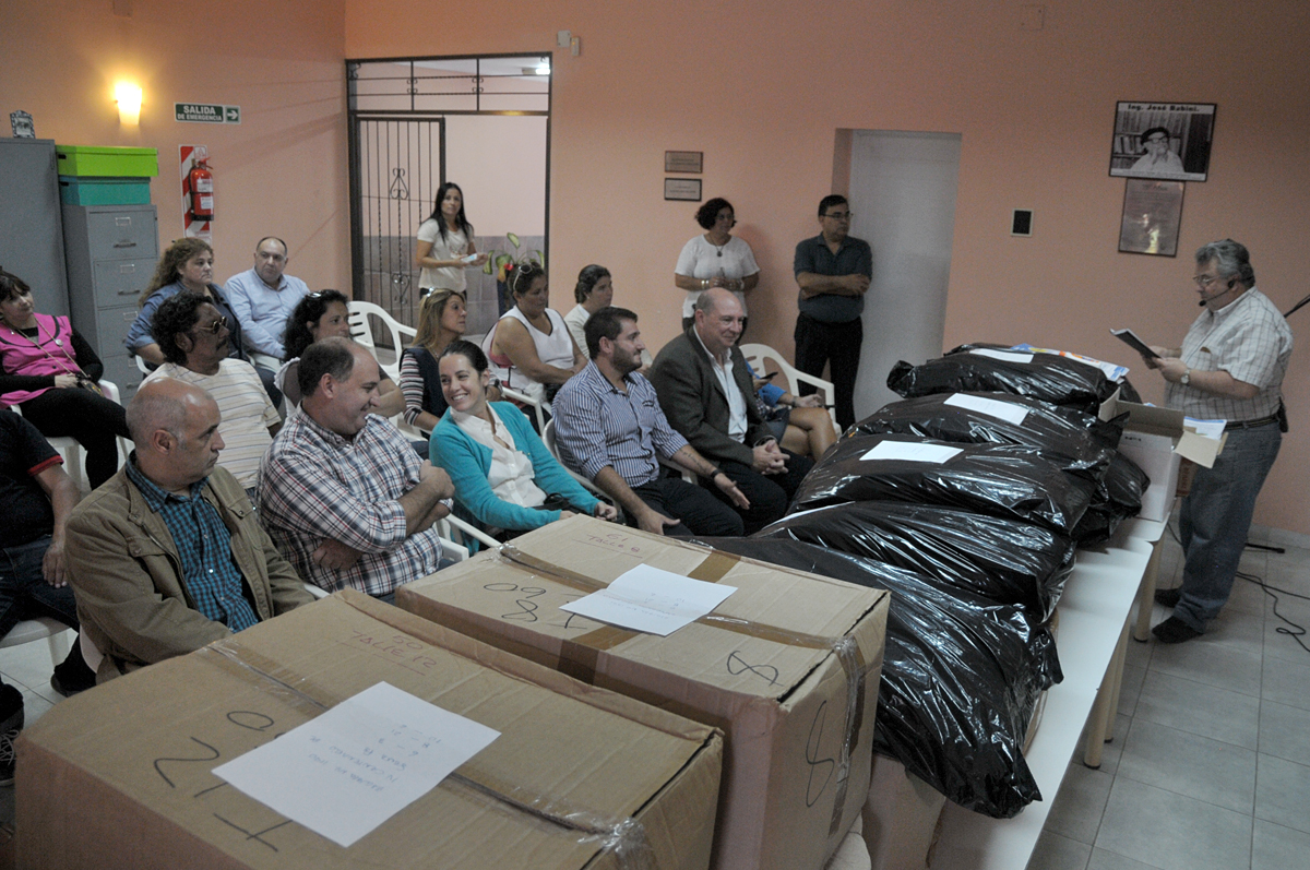 Guardapolvos y repelentes para escuelas de la capital