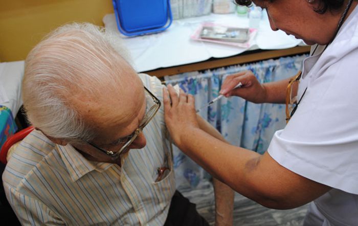 Arrancó la vacunación antigripal de PAMI en farmacias