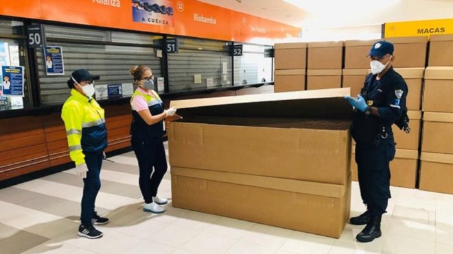 Ecuador: entregan ataúdes de cartón por la ola de muertes