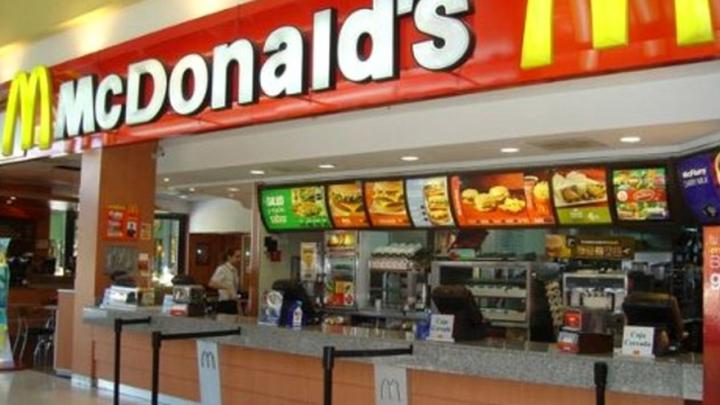 McDonald’s redujo los sueldos en más del 50 %