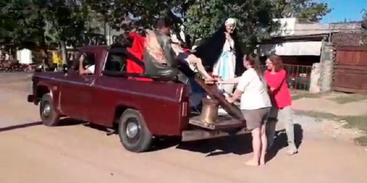 Un cura instó a vecinos a salir de sus casas para tocar “a Jesús” 