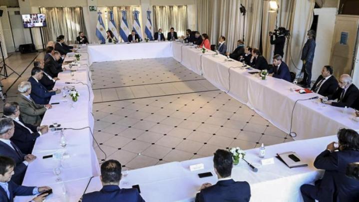 Deuda: Argentina propone iniciar pagos en 2023 y quita del 62 % de intereses