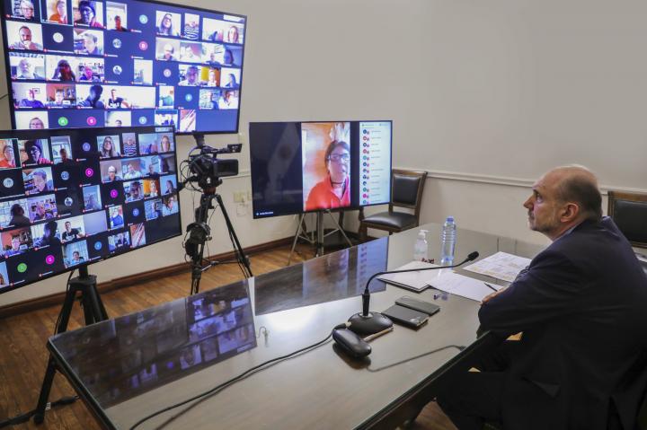 Perotti reunió al comité de expertos en salud