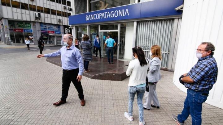 Bancos, inmobiliarias y mudanzas abren al público