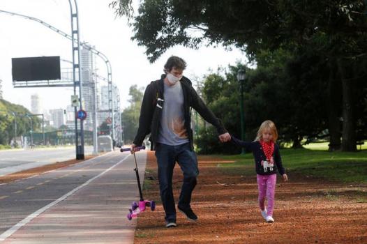 Los padres podrán ir con un menor a cargo a realizar compras