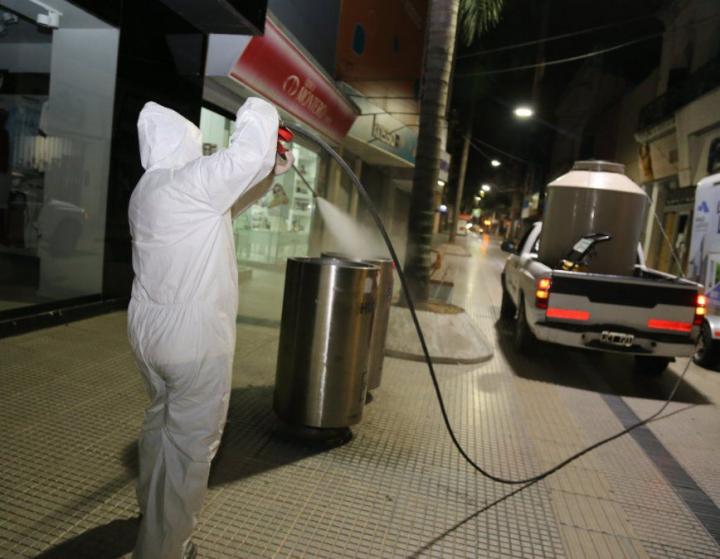 Antes de la apertura de los comercios, desinfectaron la peatonal.